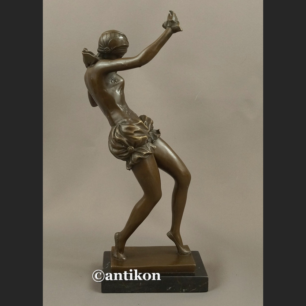 Figurka z brązu zjawiskowa dziewczyna  tancerka z brązu