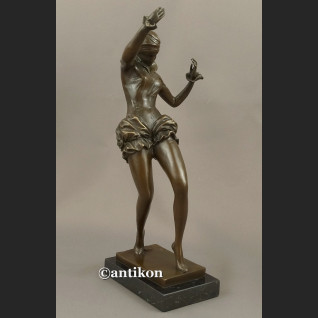 Figurka z brązu zjawiskowa dziewczyna  tancerka z brązu