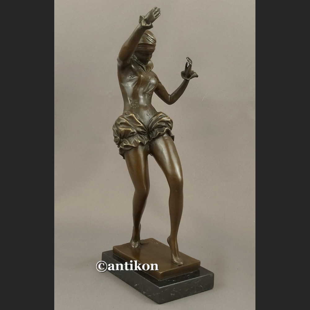 Figurka z brązu zjawiskowa dziewczyna  tancerka z brązu