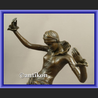 Figurka z brązu zjawiskowa dziewczyna  tancerka z brązu