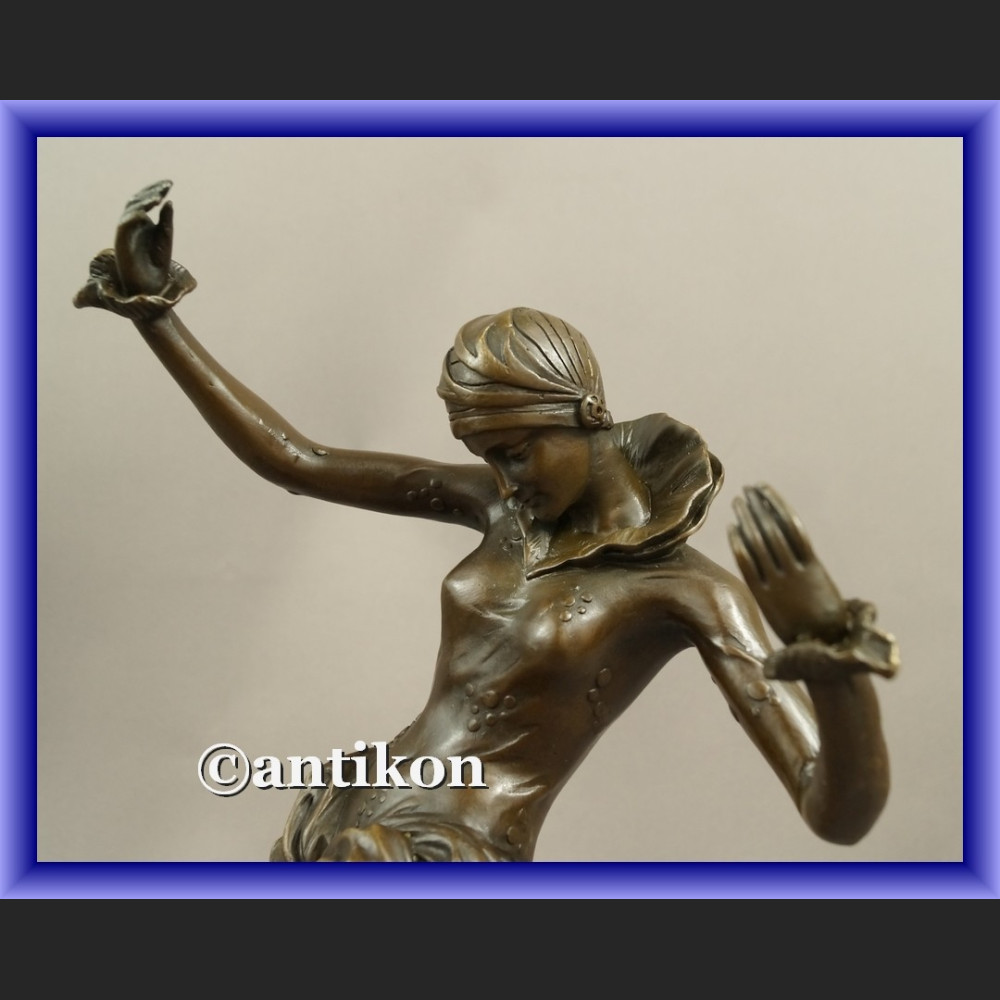 Figurka z brązu zjawiskowa dziewczyna  tancerka z brązu