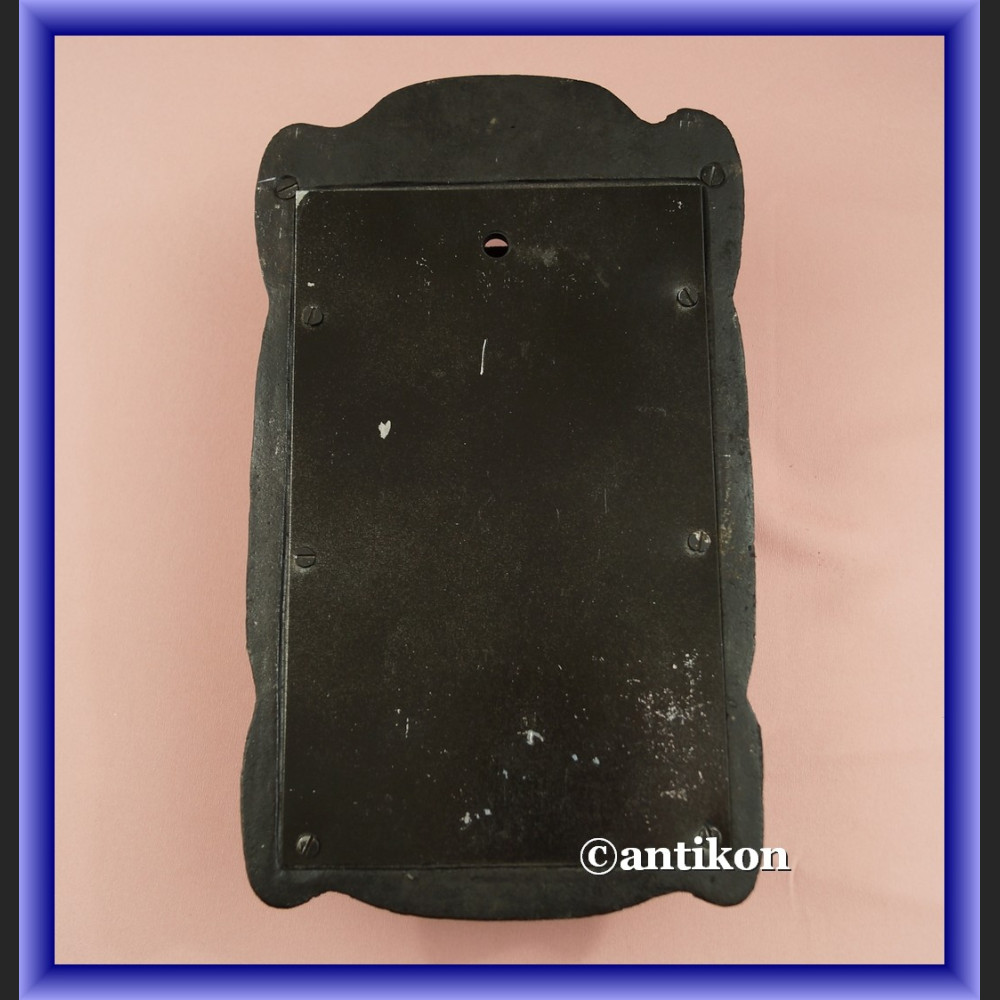 Żeliwna skrzynka na listy rustykalna