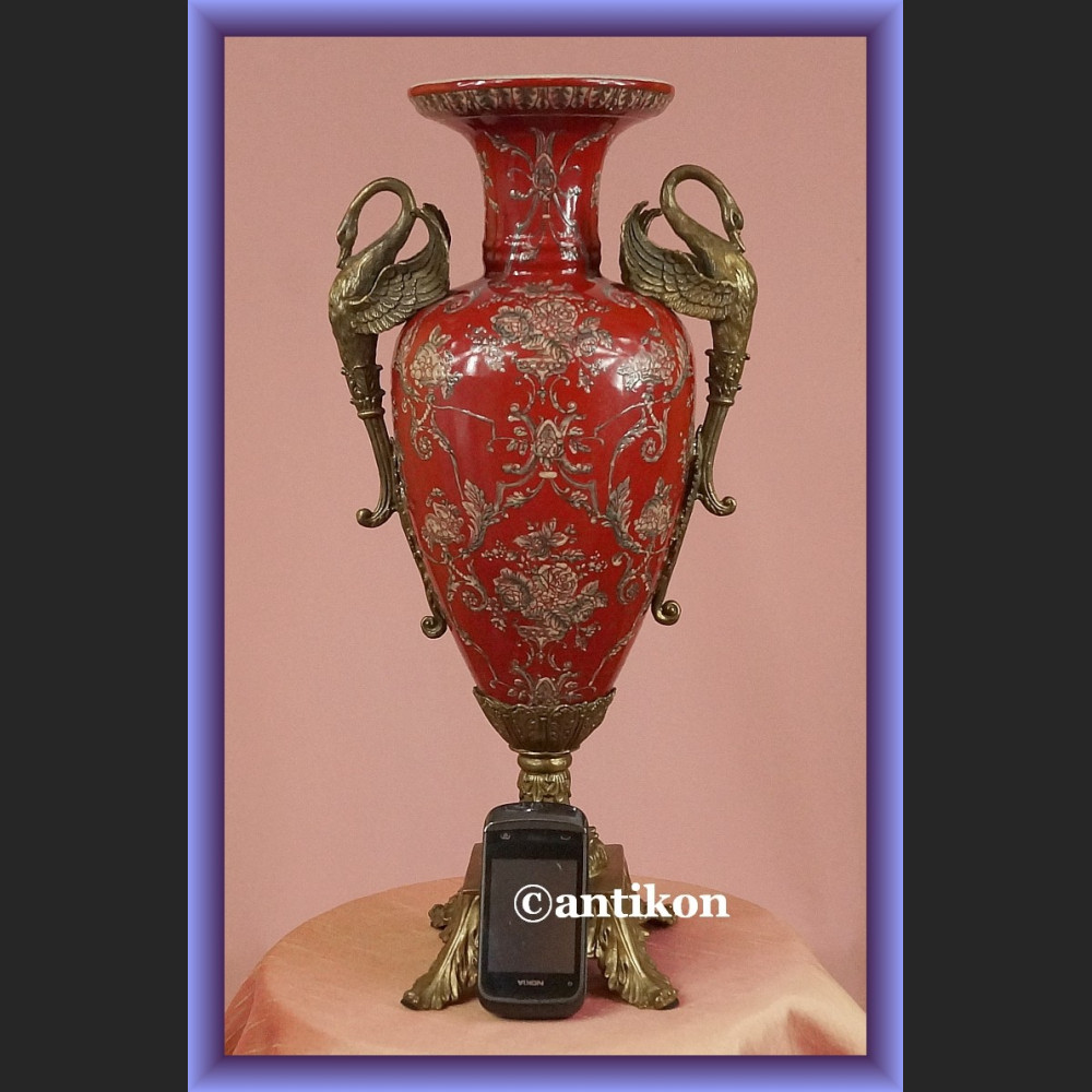 Barokowy wielki wazon z łabędziami Barokowy wielki wazon z łabędziami