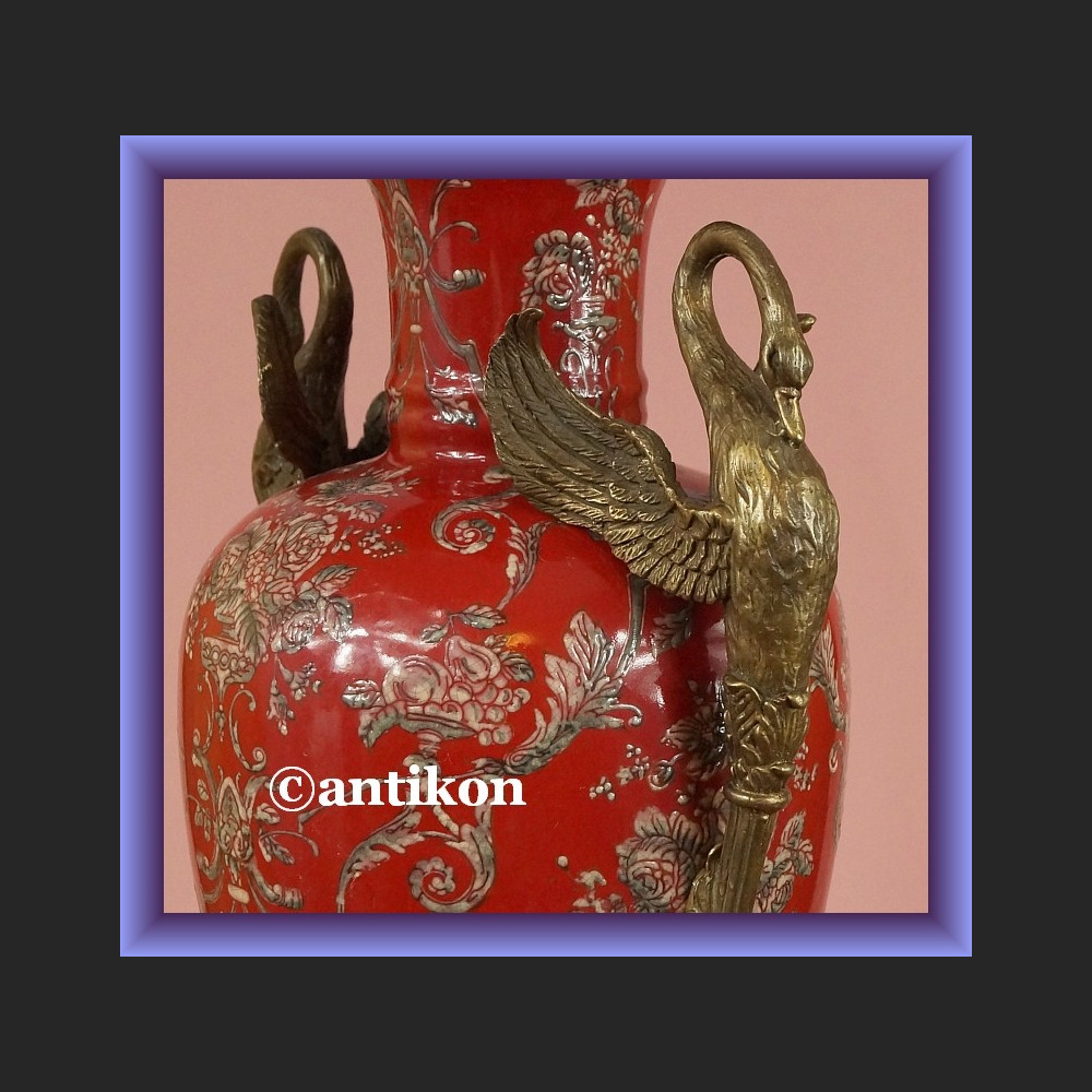 Barokowy wielki wazon z łabędziami Barokowy wielki wazon z łabędziami