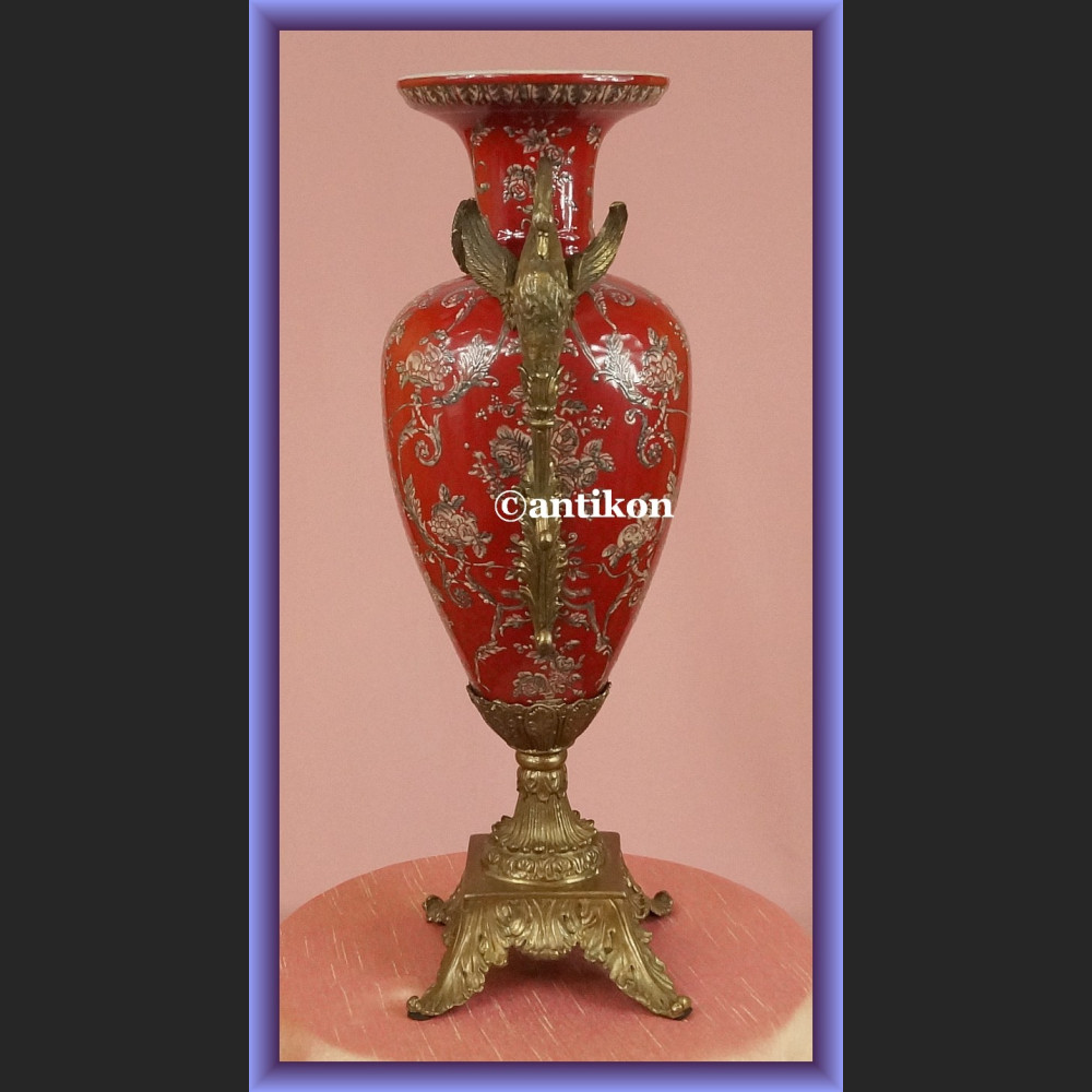 Barokowy wielki wazon z łabędziami Barokowy wielki wazon z łabędziami