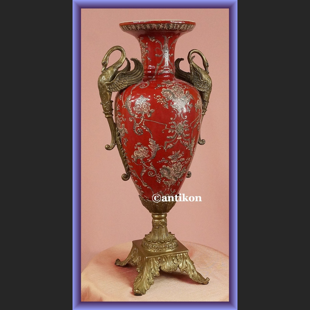 Barokowy wielki wazon z łabędziami Barokowy wielki wazon z łabędziami