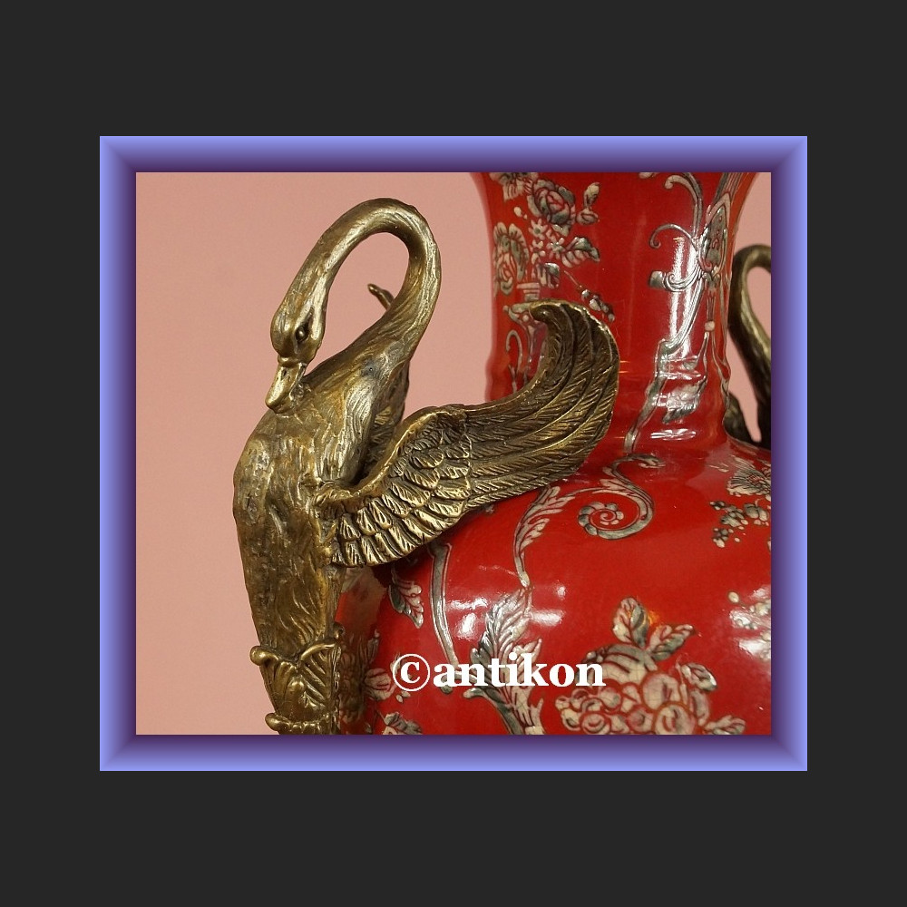 Barokowy wielki wazon z łabędziami Barokowy wielki wazon z łabędziami