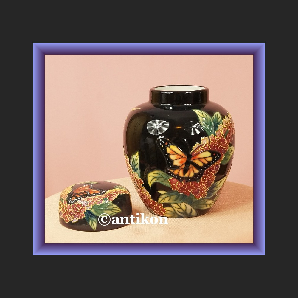 Niesamowity wazon czarny z motylami Niesamowity wazon czarny z motylami