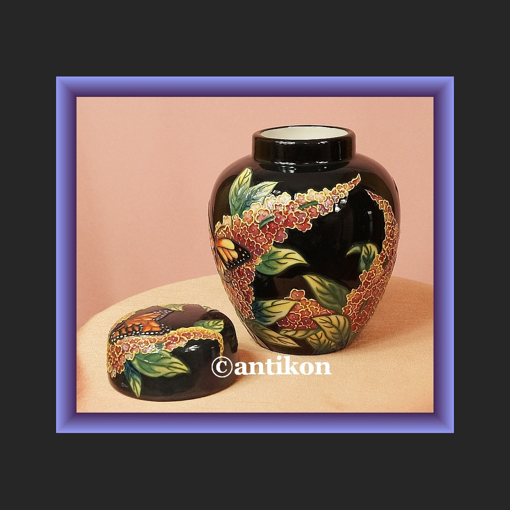 Niesamowity wazon czarny z motylami Niesamowity wazon czarny z motylami