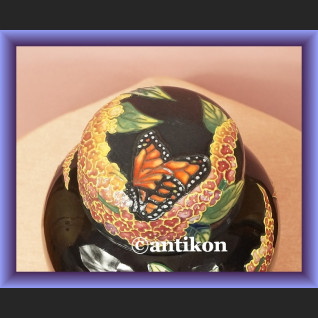 Niesamowity wazon czarny z motylami Niesamowity wazon czarny z motylami