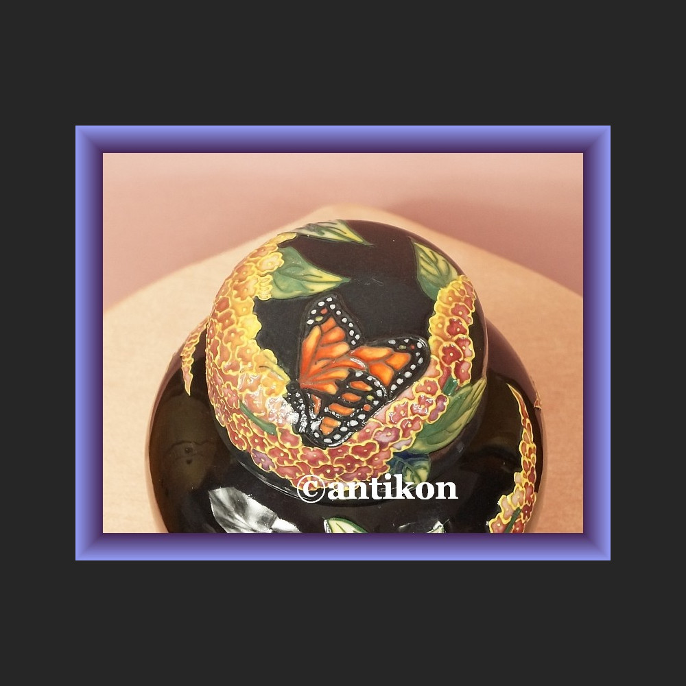 Niesamowity wazon czarny z motylami Niesamowity wazon czarny z motylami