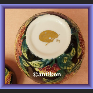 Niesamowity wazon czarny z motylami Niesamowity wazon czarny z motylami