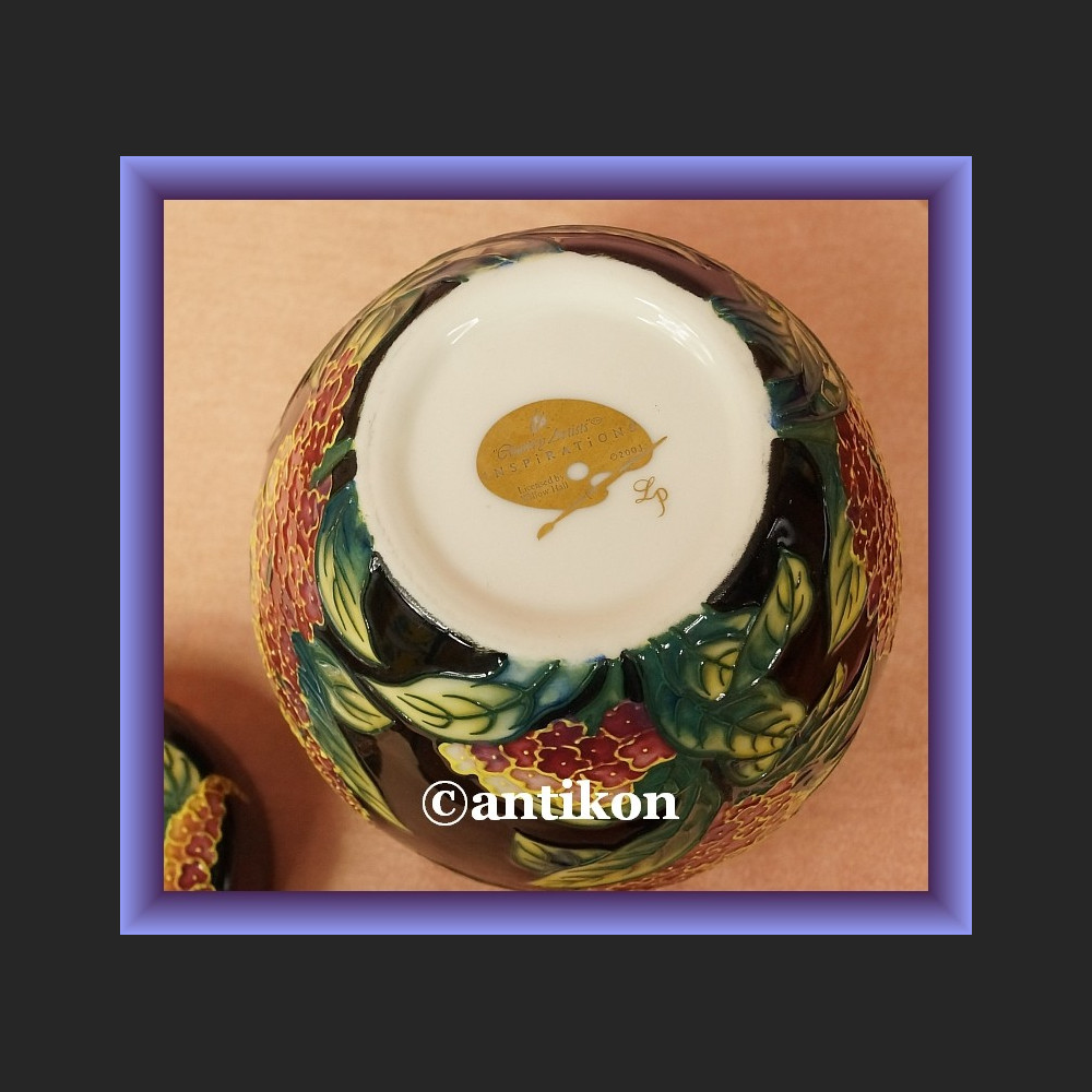 Niesamowity wazon czarny z motylami Niesamowity wazon czarny z motylami