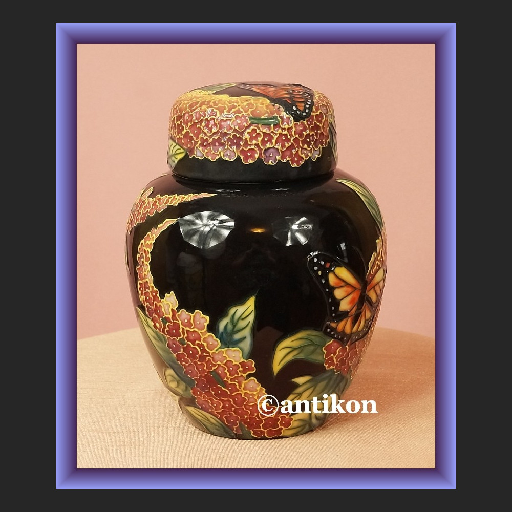 Niesamowity wazon czarny z motylami Niesamowity wazon czarny z motylami