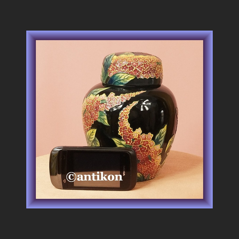 Niesamowity wazon czarny z motylami Niesamowity wazon czarny z motylami