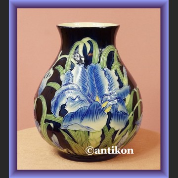 Piękny recznie malowany  wazon z irysami