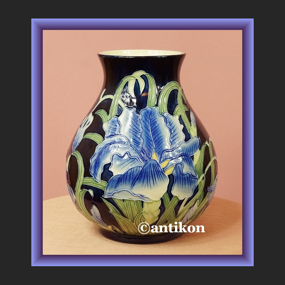Piękny recznie malowany  wazon z irysami 