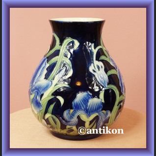 Piękny recznie malowany  wazon z irysami  Piękny recznie malowany  wazon z irysami