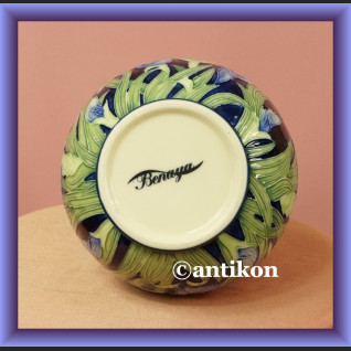 Piękny recznie malowany  wazon z irysami  Piękny recznie malowany  wazon z irysami