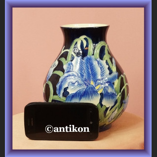 Piękny recznie malowany  wazon z irysami  Piękny recznie malowany  wazon z irysami