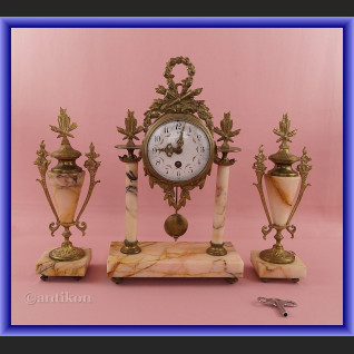 Zegar kominkowy z marmuru  z przystawkami Francja XIX w 