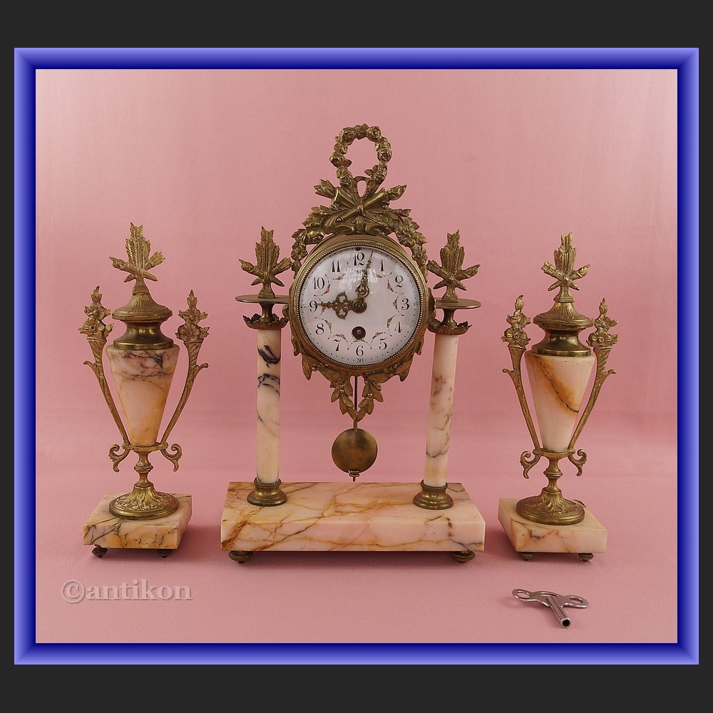Zegar kominkowy z marmuru  z przystawkami Francja XIX w 