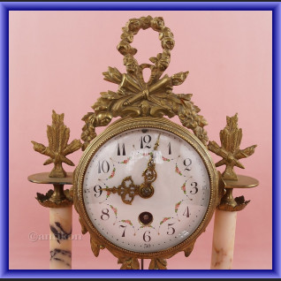 Zegar kominkowy z marmuru z przystawkami Francja XIX w Zegar kominkowy z marmuru z przystawkami Francja XIX w