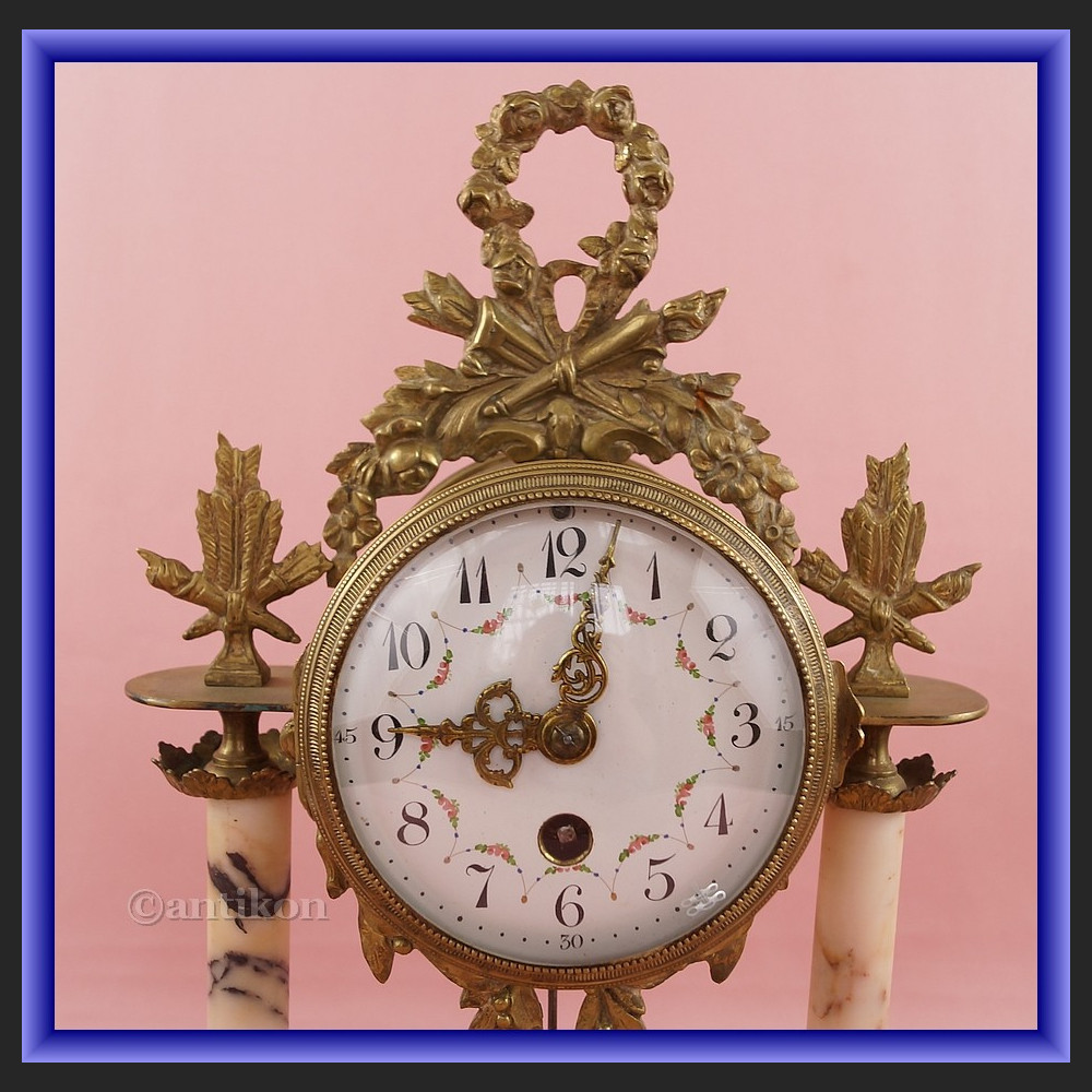 Zegar kominkowy z marmuru z przystawkami Francja XIX w Zegar kominkowy z marmuru z przystawkami Francja XIX w