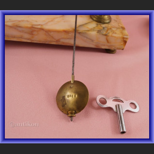 Zegar kominkowy z marmuru z przystawkami Francja XIX w Zegar kominkowy z marmuru z przystawkami Francja XIX w