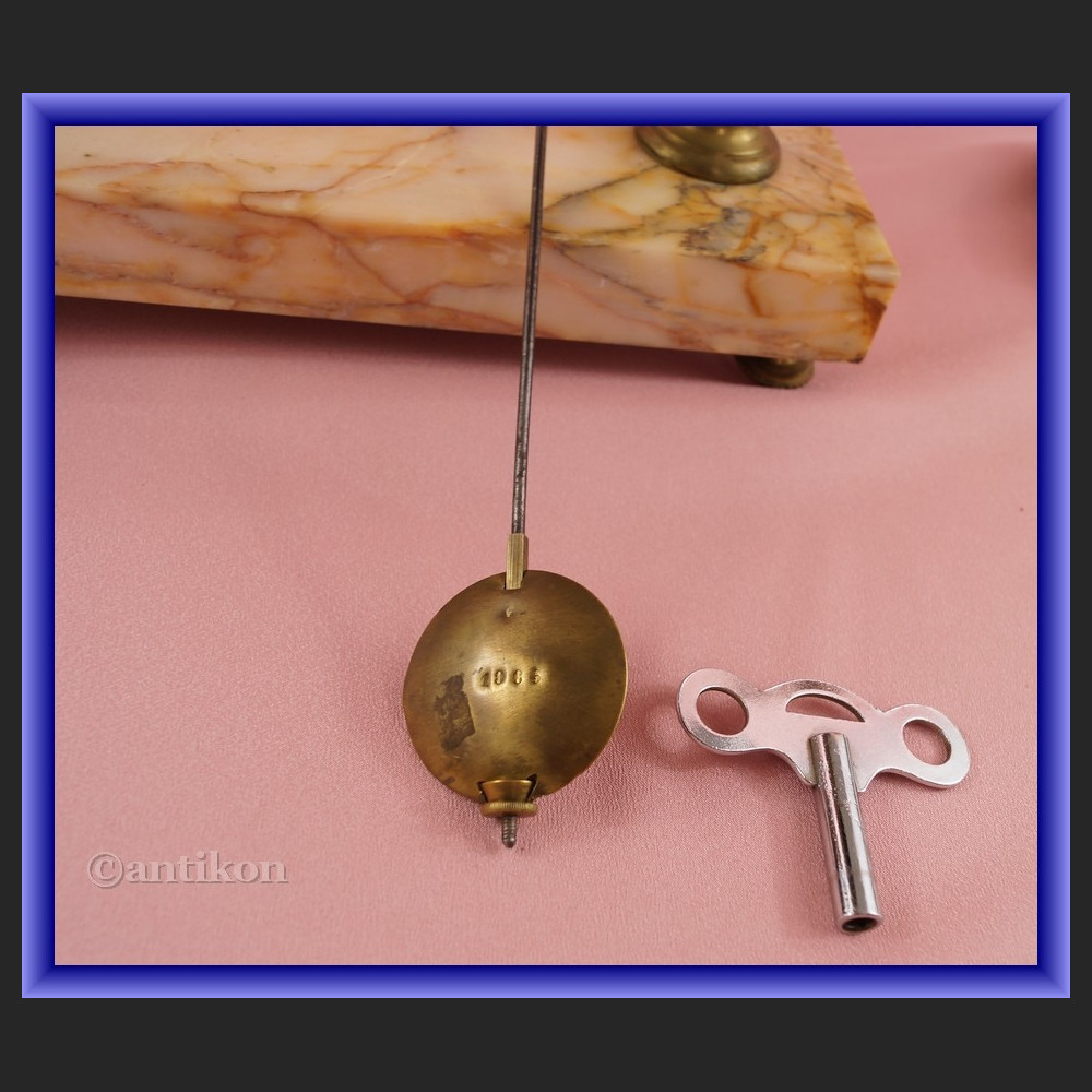 Zegar kominkowy z marmuru z przystawkami Francja XIX w Zegar kominkowy z marmuru z przystawkami Francja XIX w