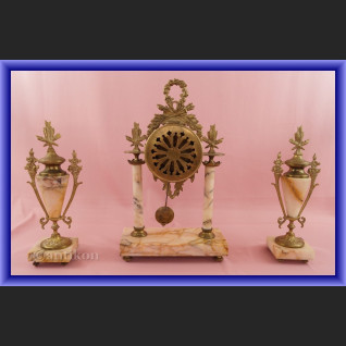 Zegar kominkowy z marmuru z przystawkami Francja XIX w Zegar kominkowy z marmuru z przystawkami Francja XIX w