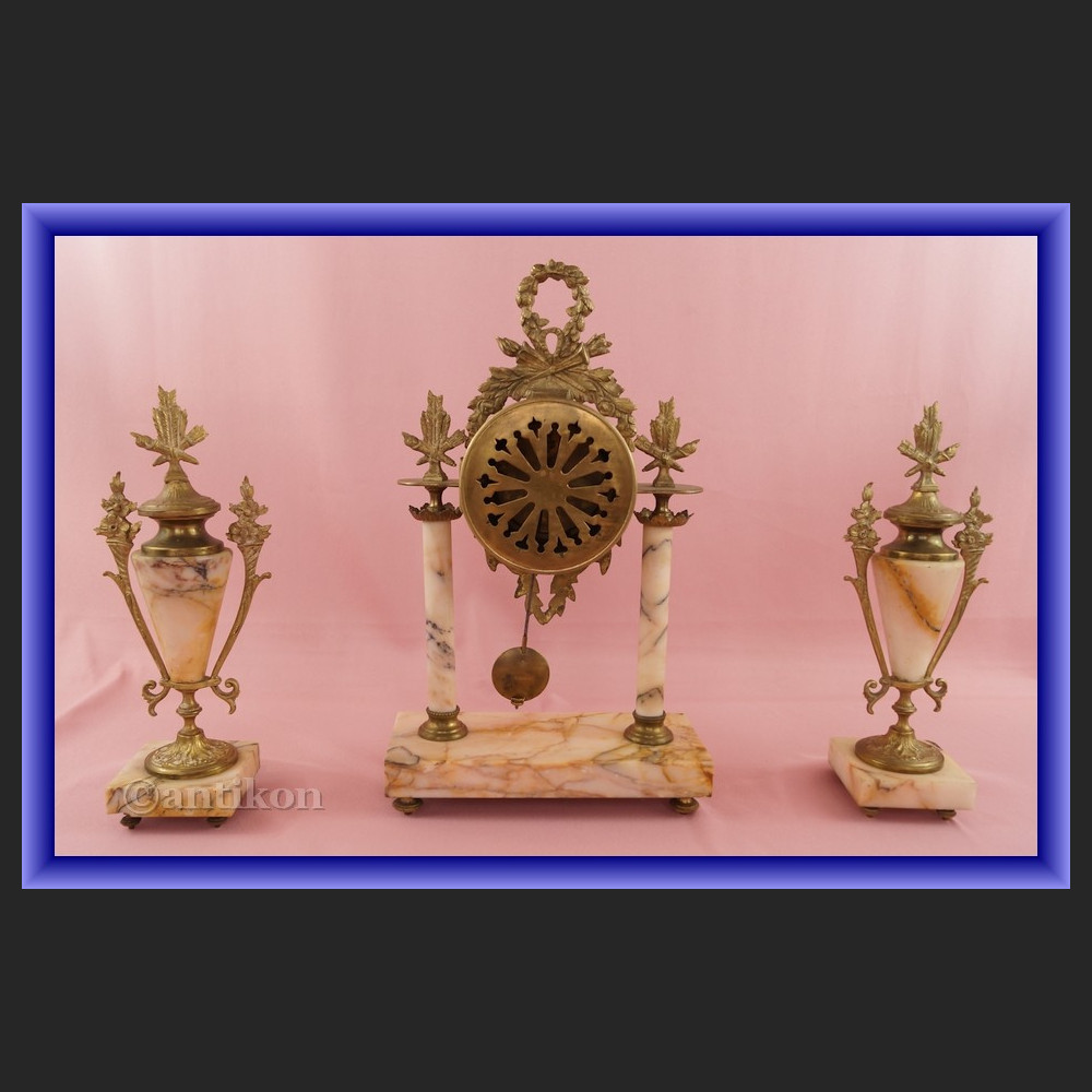 Zegar kominkowy z marmuru z przystawkami Francja XIX w Zegar kominkowy z marmuru z przystawkami Francja XIX w