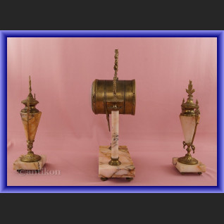 Zegar kominkowy z marmuru z przystawkami Francja XIX w Zegar kominkowy z marmuru z przystawkami Francja XIX w