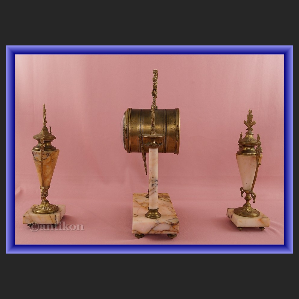 Zegar kominkowy z marmuru z przystawkami Francja XIX w Zegar kominkowy z marmuru z przystawkami Francja XIX w