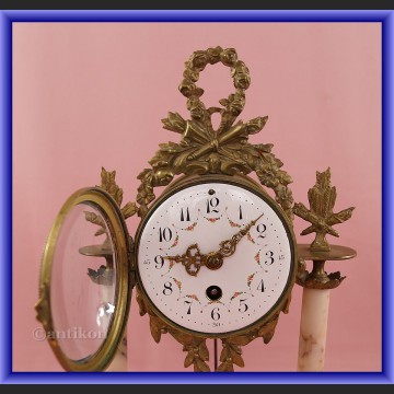 Zegar kominkowy z marmuru z przystawkami Francja XIX w