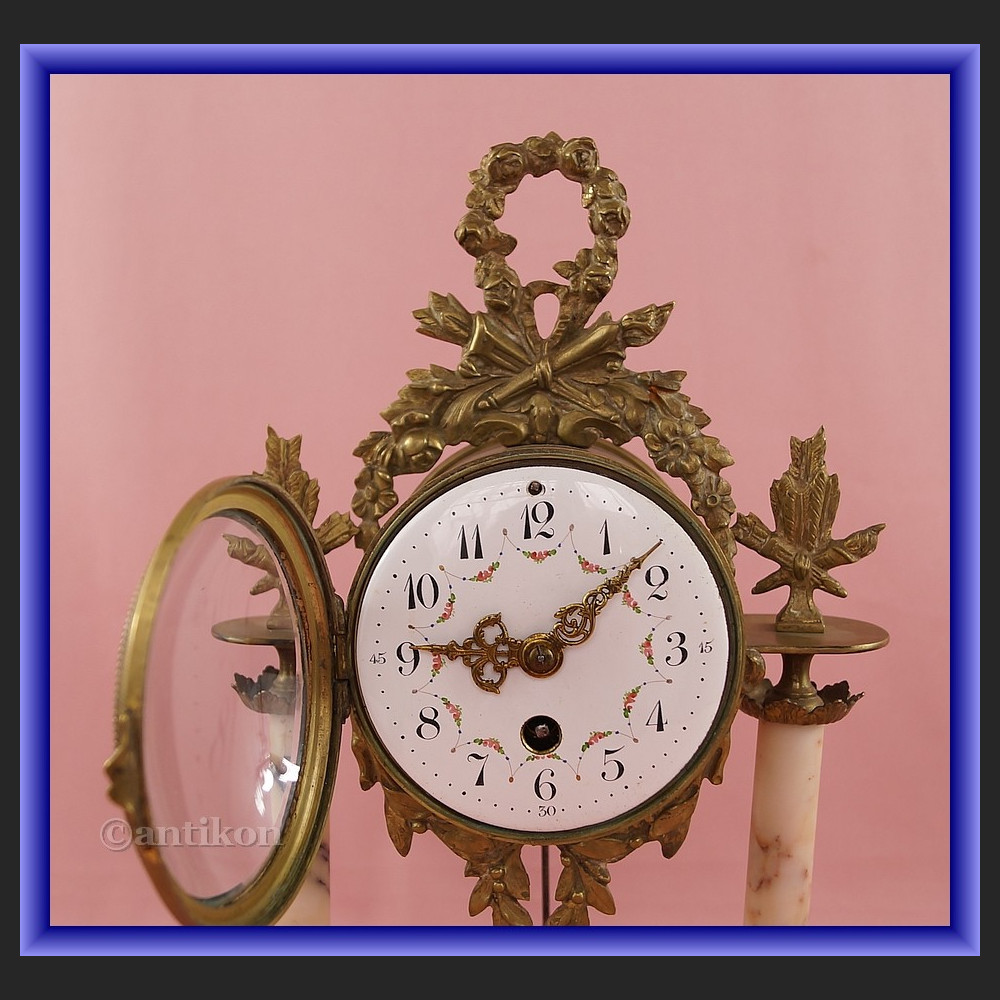 Zegar kominkowy z marmuru z przystawkami Francja XIX w Zegar kominkowy z marmuru z przystawkami Francja XIX w