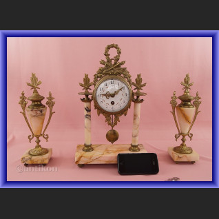 Zegar kominkowy z marmuru z przystawkami Francja XIX w Zegar kominkowy z marmuru z przystawkami Francja XIX w