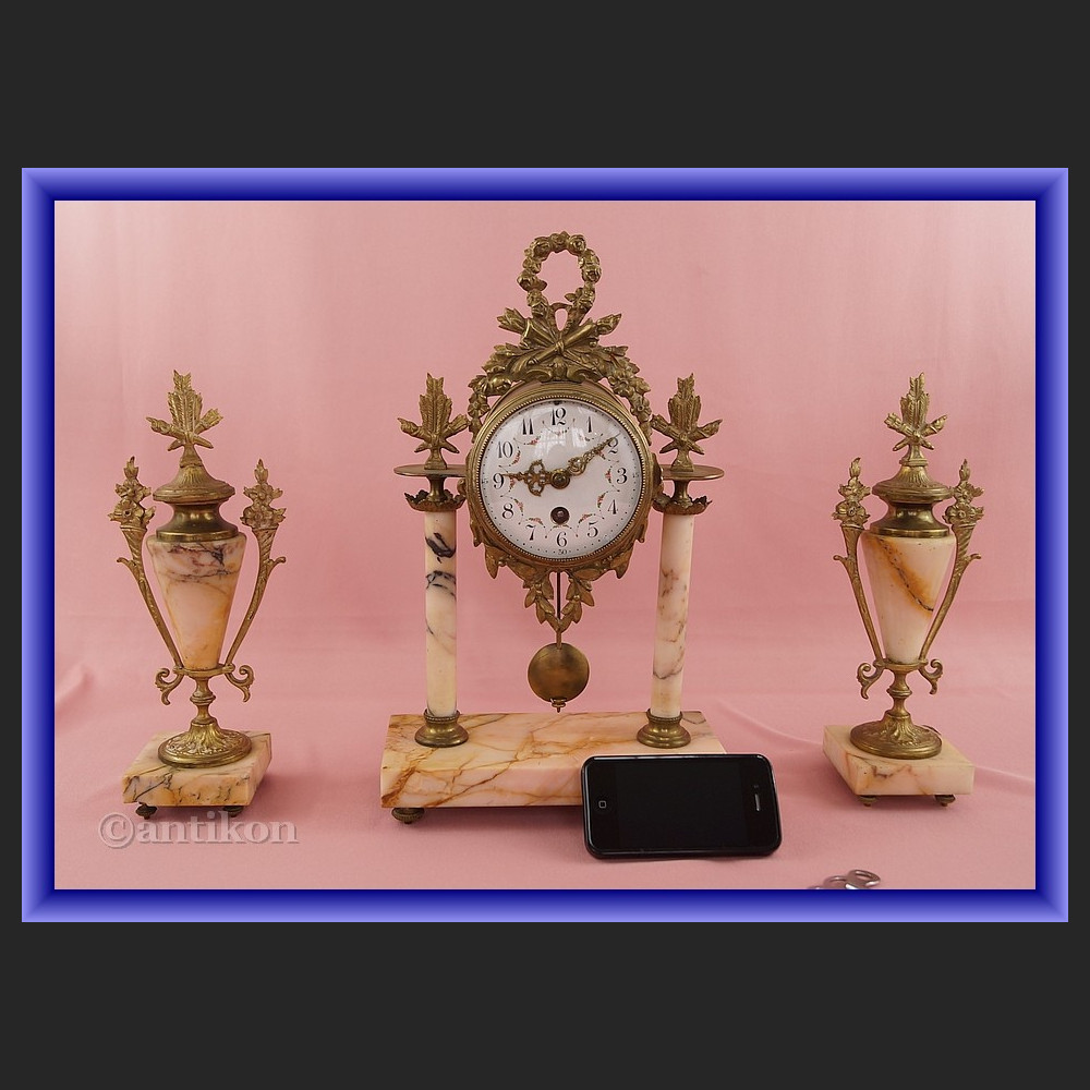 Zegar kominkowy z marmuru z przystawkami Francja XIX w Zegar kominkowy z marmuru z przystawkami Francja XIX w