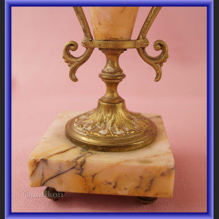 Zegar kominkowy z marmuru z przystawkami Francja XIX w Zegar kominkowy z marmuru z przystawkami Francja XIX w