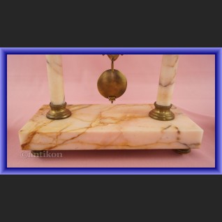 Zegar kominkowy z marmuru z przystawkami Francja XIX w Zegar kominkowy z marmuru z przystawkami Francja XIX w