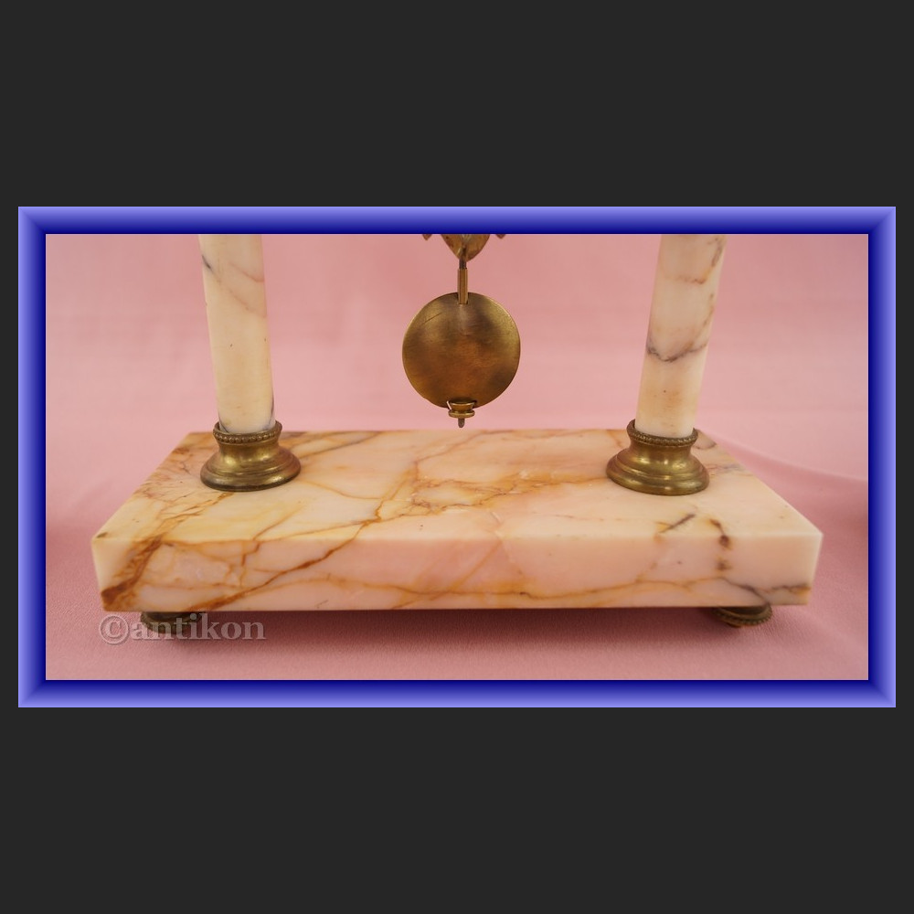 Zegar kominkowy z marmuru z przystawkami Francja XIX w Zegar kominkowy z marmuru z przystawkami Francja XIX w