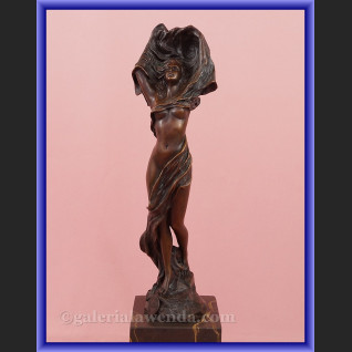Rzeźba z brązu tancerka śliczna kobiera z chustą