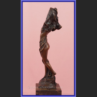 Rzeźba z brązu tancerka śliczna kobiera z chustą