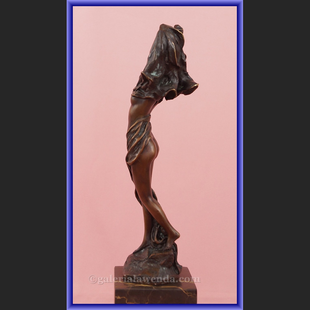 Rzeźba z brązu tancerka śliczna kobiera z chustą