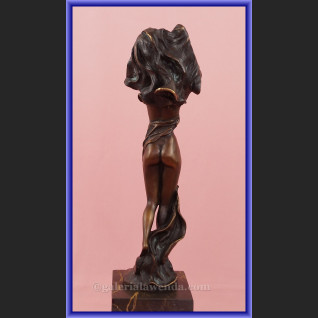 Rzeźba z brązu tancerka śliczna kobiera z chustą