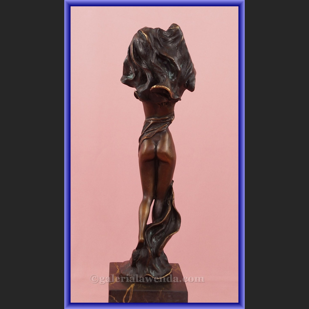 Rzeźba z brązu tancerka śliczna kobiera z chustą