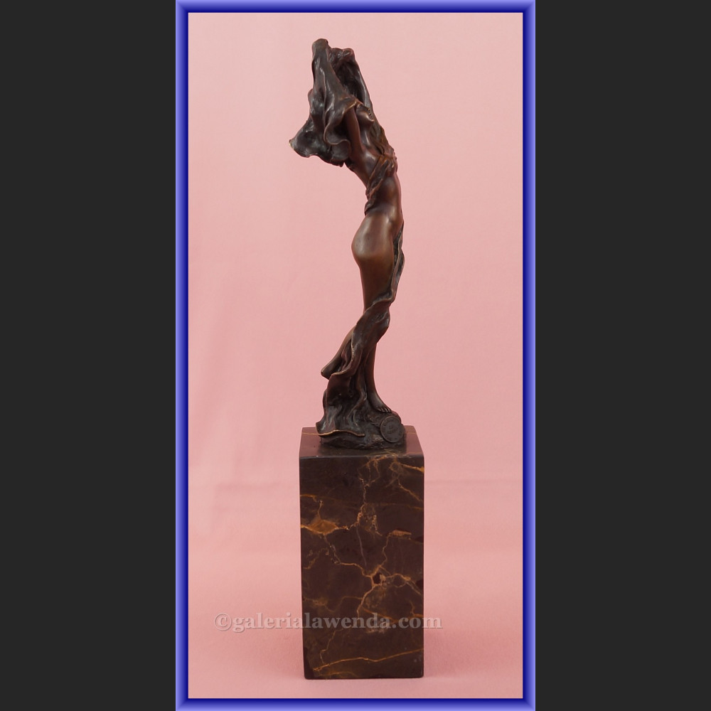 Rzeźba z brązu tancerka śliczna kobiera z chustą