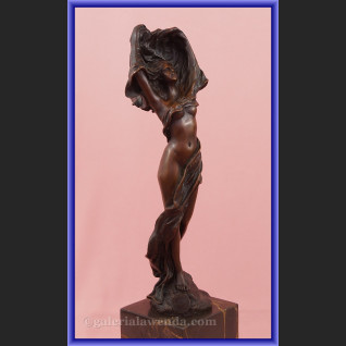 Rzeźba z brązu tancerka śliczna kobiera z chustą