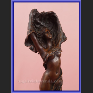 Rzeźba z brązu tancerka śliczna kobiera z chustą