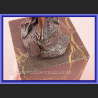 Rzeźba z brązu tancerka śliczna kobiera z chustą